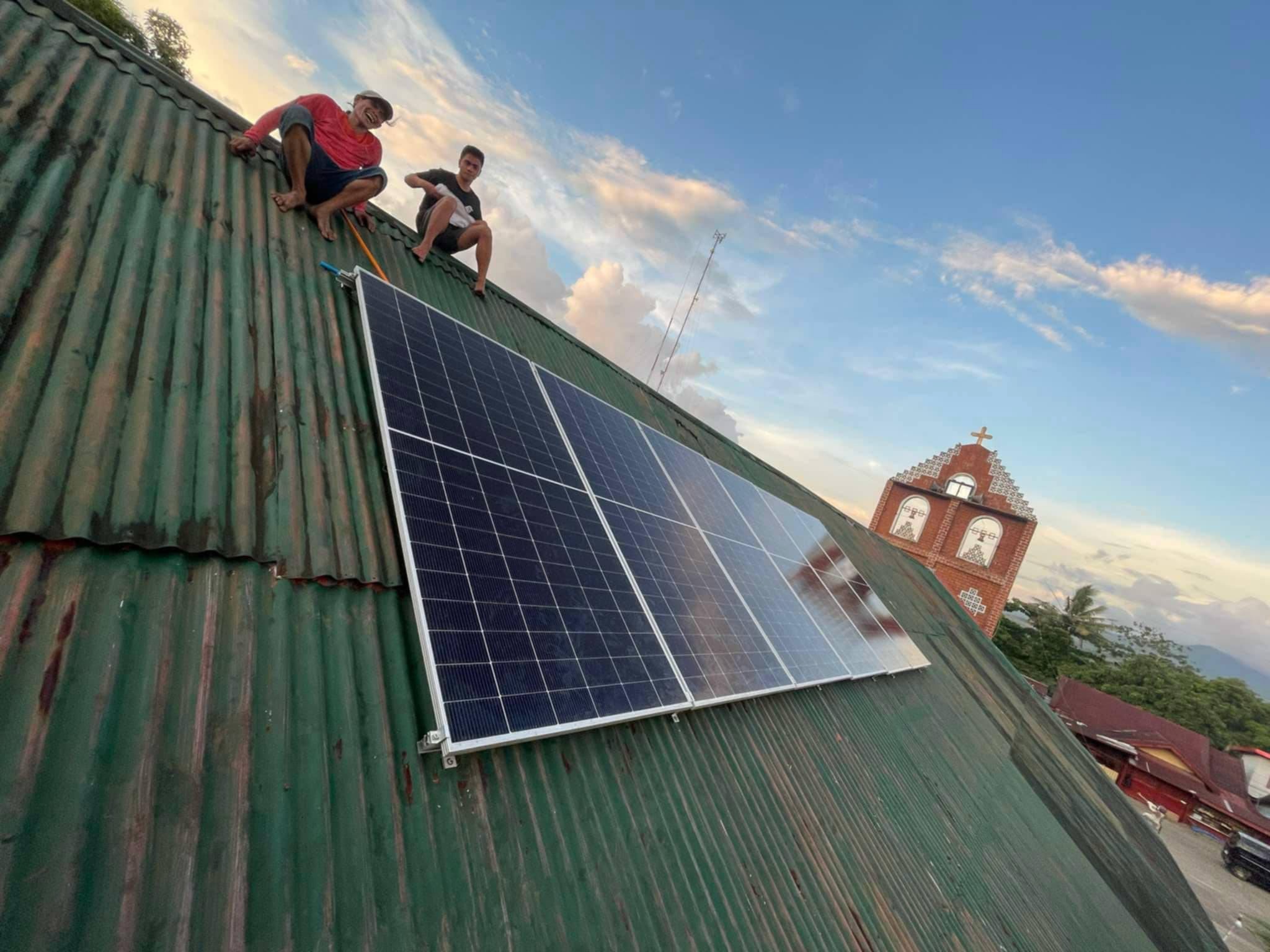 Montierte Solarmodule auf dem Dach des Day Care Centers in Quezon City