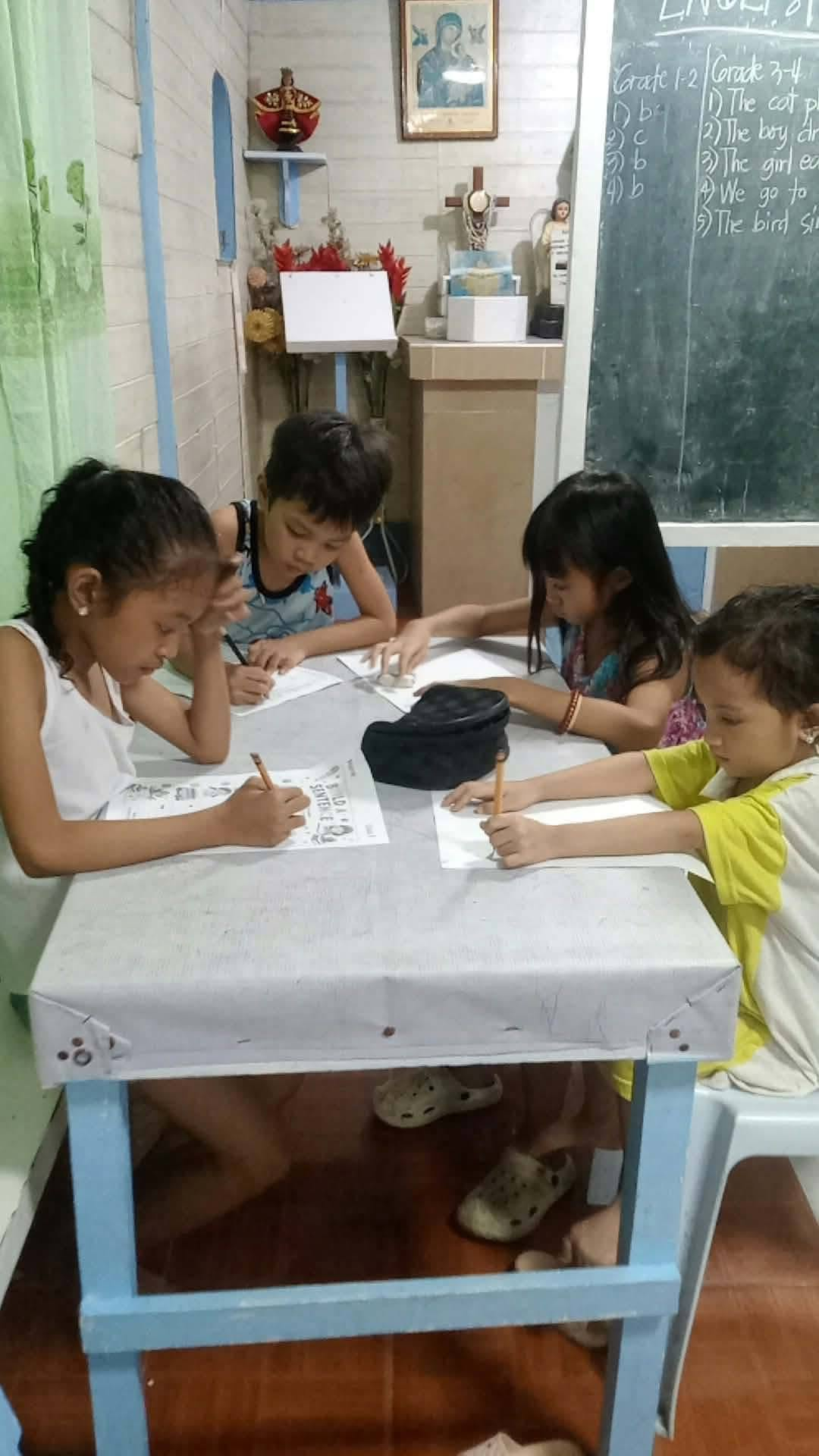 Kinder arbeiten gemeinsam im ersten TULDA LearnHub in Cebu City.